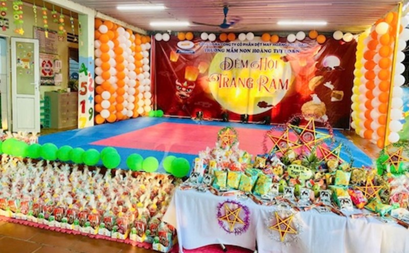 The Trade Union of Hoang Thi Loan Textile Joint Stock Company organized the Mid-Autumn Festival at the Kindergarten. Photo: CDDM