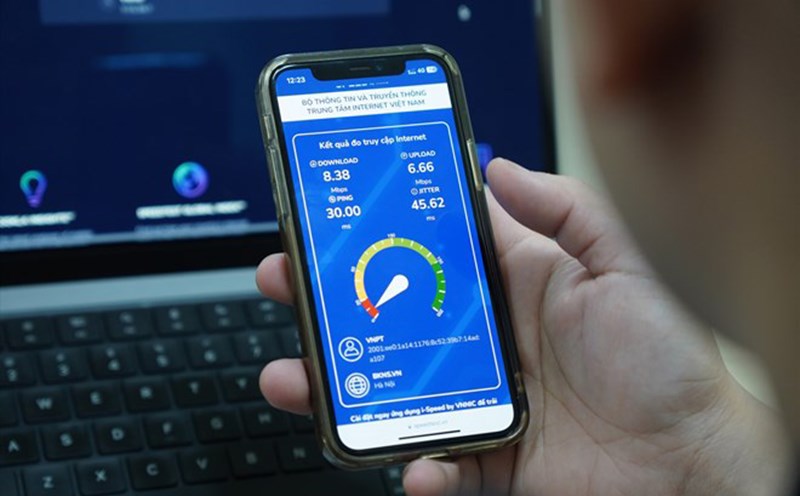 Using an internet speed checker tool like Speedtest or Fast.com, you can clearly understand the download, upload speed and latency of the connection. Photo: Anh Vu