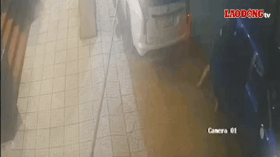 女性が死亡した刺殺事件の現場は、警備カメラによって記録されました.