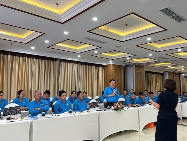 Union officials asked questions and participated in resolving situations at the training. Photo: Quang Bay