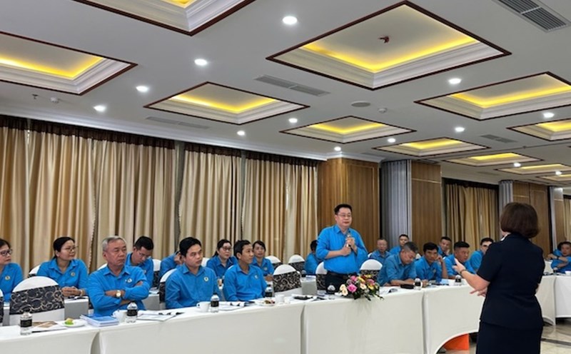 Union officials asked questions and participated in resolving situations at the training. Photo: Quang Bay