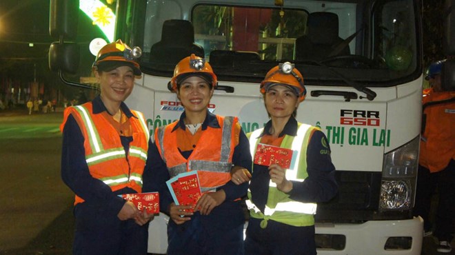 Urban environmental workers worked all night to clean up and sanitize the city's streets. Photo: Thanh Tuan