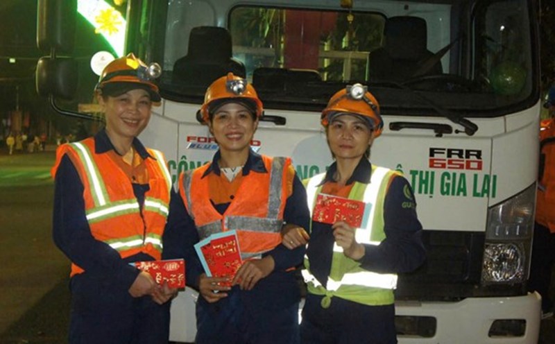 Urban environmental workers worked all night to clean up and sanitize the city's streets. Photo: Thanh Tuan