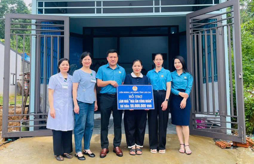Providing support for building a new house for union member Nguyen Thi Phuong's family. Photo: Lao Cai Provincial Federation of Labor