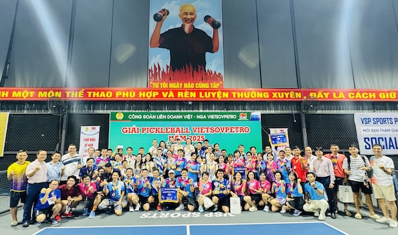 노동조합이 주최하는 제1회 Vietsovpetro 피클볼 대회에 많은 노동자들이 참가했습니다. 사진: CDP