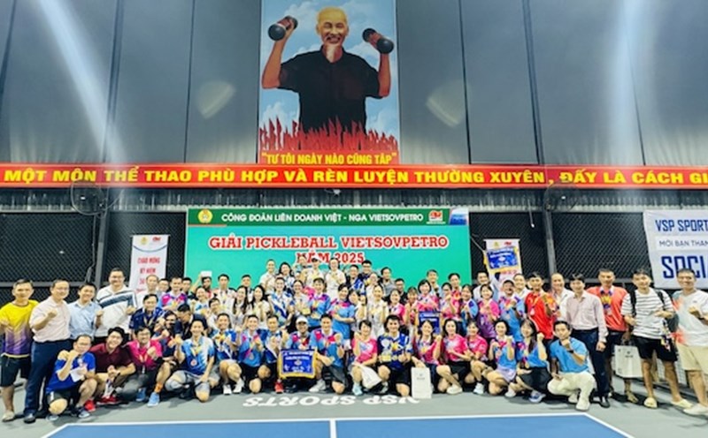 A large number of workers participated in the first Vietsovpetro Pickleball Tournament organized by the Trade Union. Photo: CDP