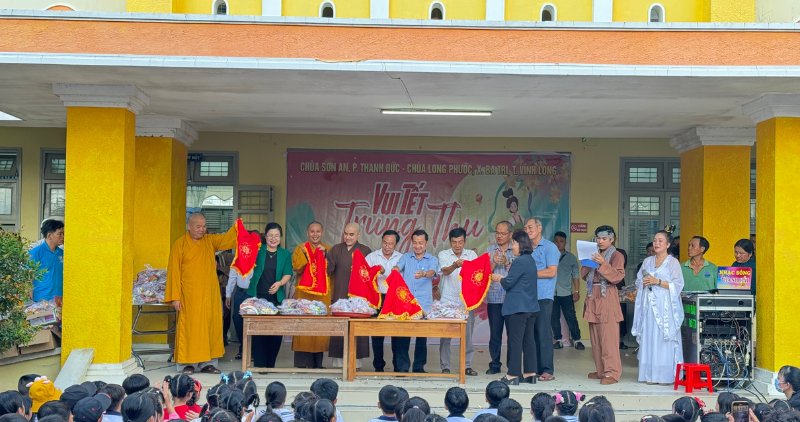 Dai bieu cung cac em thieu nhi vui Trung Thu trong khong khi ron rang mung thanh cong Dai hoi Dang bo tinh. Anh: Hoang Loc
