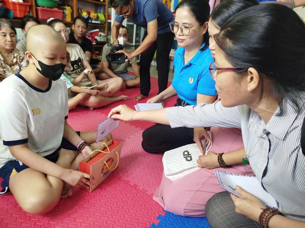 Hoa Cuong Ward Labor Union, Da Nang presents Mid-Autumn Festival gifts to children with serious illnesses at the Obstetrics and Pediatrics Hospital. Photo: Hoa Cuong Trade Union
