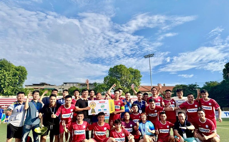The Bac Ninh 1 Trade Union Football Team received a ticket to the Final round in Ho Chi Minh City. Photo: Quyet Chien