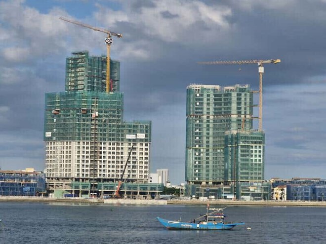 A series of projects and construction works are being implemented by large real estate investors along the Han River (Da Nang) Photo: Thu Giang