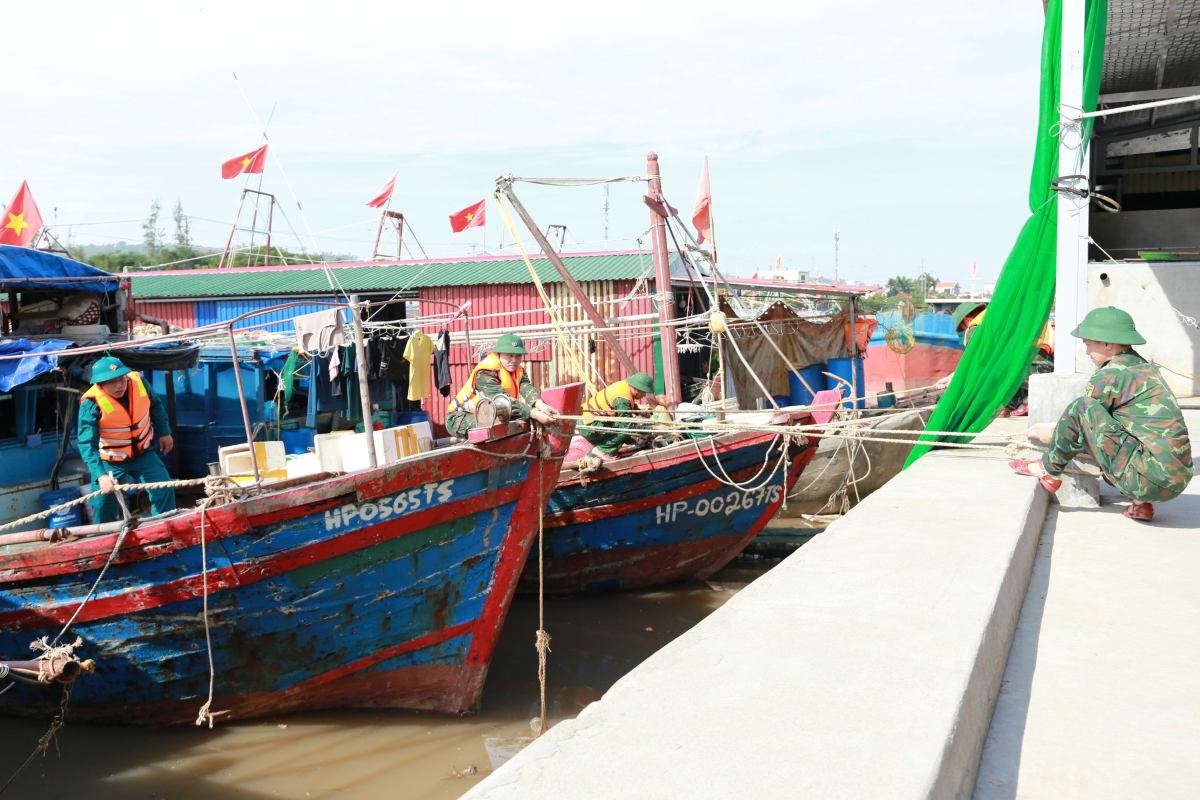 Luc luong chuc nang ho tro ngu dan chang chong tau thuyen truoc bao so 11. Ảnh: Cong TTDT Hai Phong