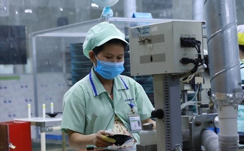 Procedures for receiving allowances for health care and recovery after pregnancy are applied according to new regulations. Photo: Hai Nguyen