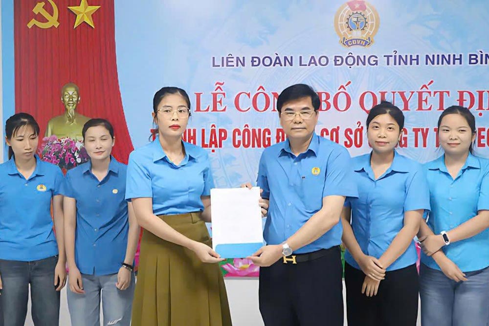 Nguyen Hai Long 씨 - 베트남 조국전선 위원회 부위원장 닌빈성 노동총연맹 위원장이 ECO SYSTEM 유한회사 노동조합 설립 결정서를 수여하고 있습니다. 사진: Dieu Anh
