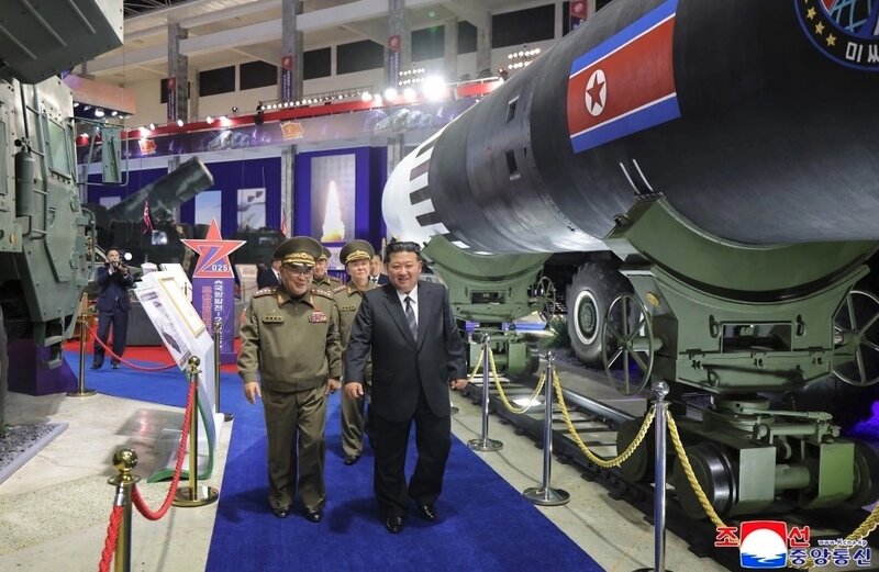 김정은 북한 국무위원장이 10월 5일 국방 전시회 개막식에 참석했습니다. 사진: KCNA