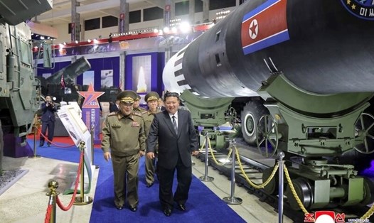 Lãnh đạo Triều Tiên Kim Jong-un dự lễ khai mạc triển lãm quốc phòng ngày 5.10. Ảnh: KCNA