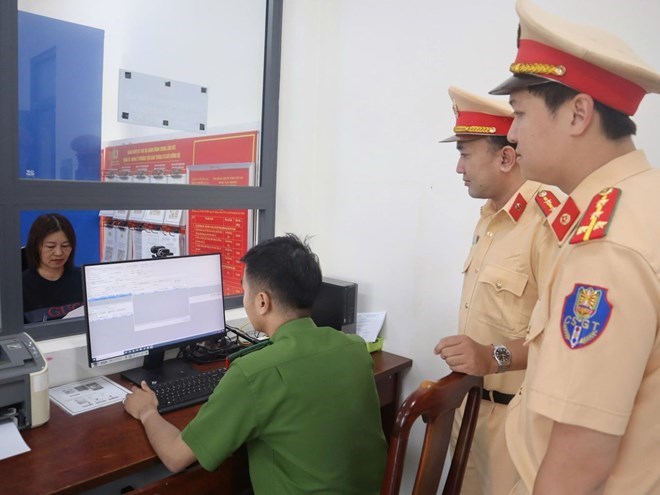 The police organized a driver's test. Photo: Huu Long