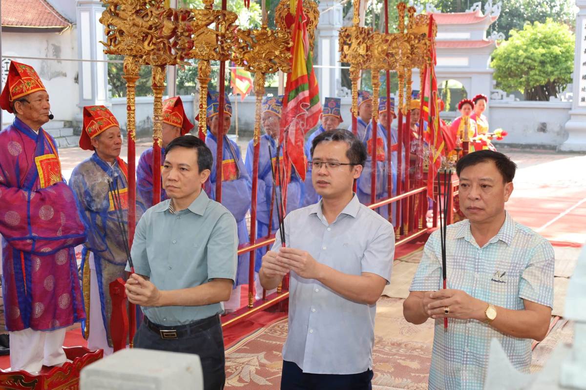 Lanh dao phuong Dong Hai dang huong tuong nho Duc vuong Ngo Quyen tai cum di tich Quoc gia dac biet Tu Luong Sam. Ảnh: Phuong Dong Hai