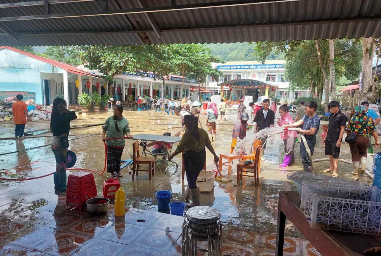 Khac phuc hau qua mua lu de hoc sinh som den truong. Anh: Viet Bac