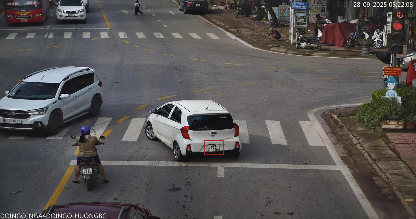 車の所有者は冷たい赤い光を手に入れるために罰せられました。写真：BAC NINH警察