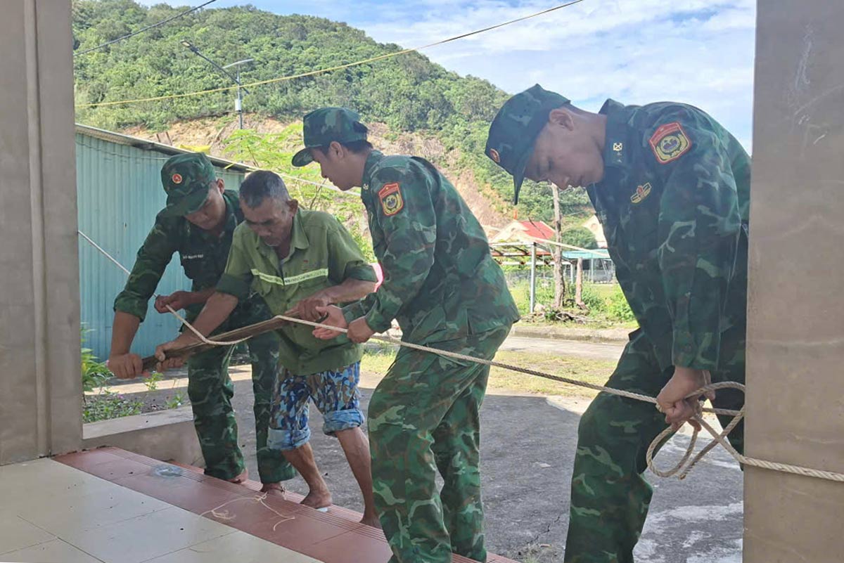 Border guards stationed in Co To Special Zone, Quang Ninh province to help people reinforce their houses before storm No. 11. Photo: Thu Bau