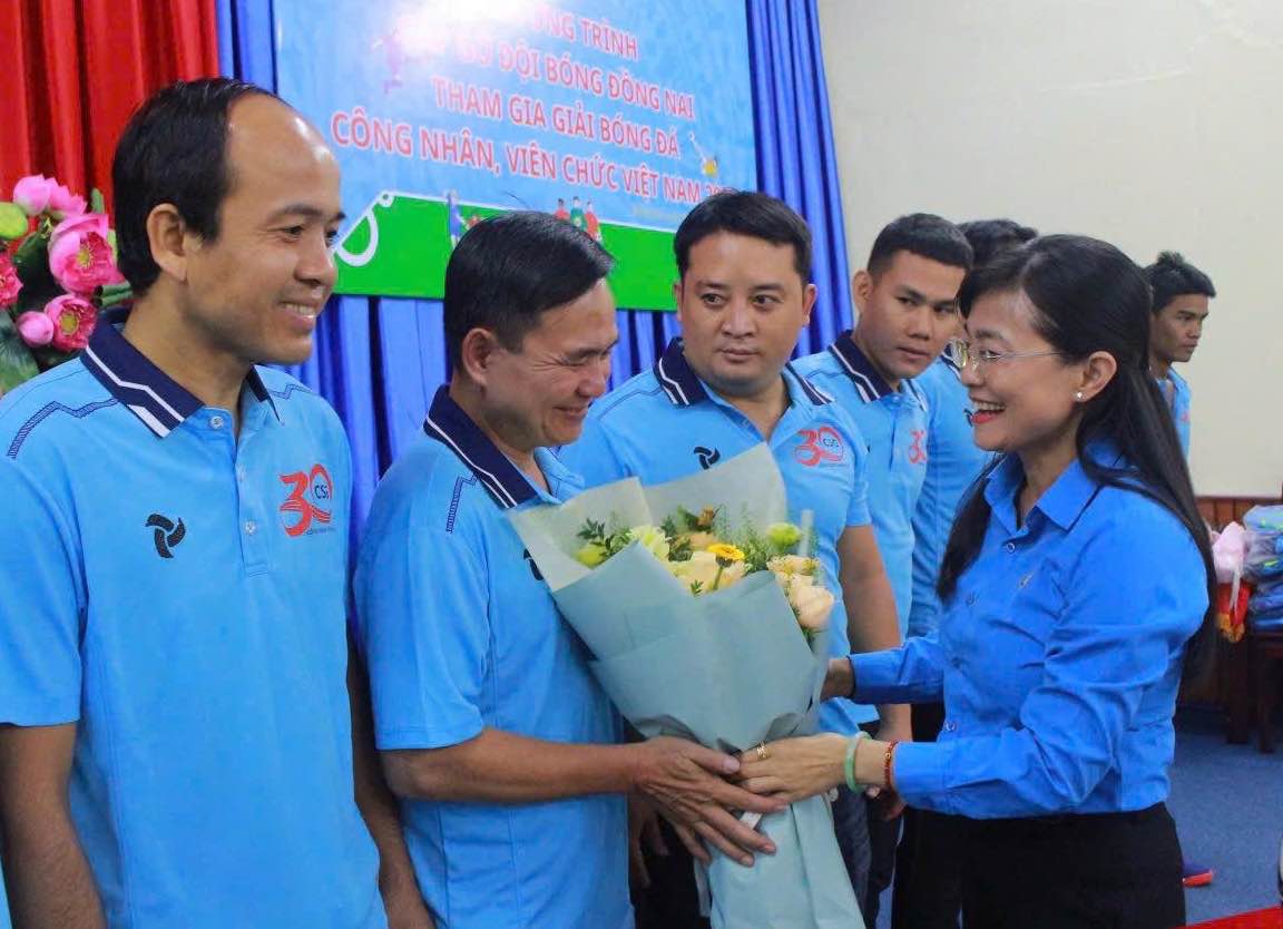La vice-presidente permanente de la Federation du travail de la province de Dong Nai Bui Thi Bich Thuy offre des fleurs pour encourager l'equipe a participer au tournoi de football des ouvriers et des fonctionnaires vietnamiens 2025. Photo : Federation du travail de la province