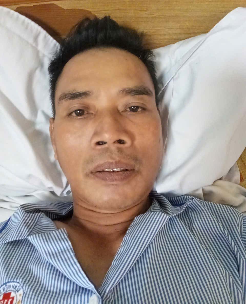 Hoa Dinh 마을 촌장 Dang Thanh Binh 씨는 폭풍우 피해 복구 과정에서 부상을 입어 입원 치료를 받아야 합니다. 사진: Nam Anh.