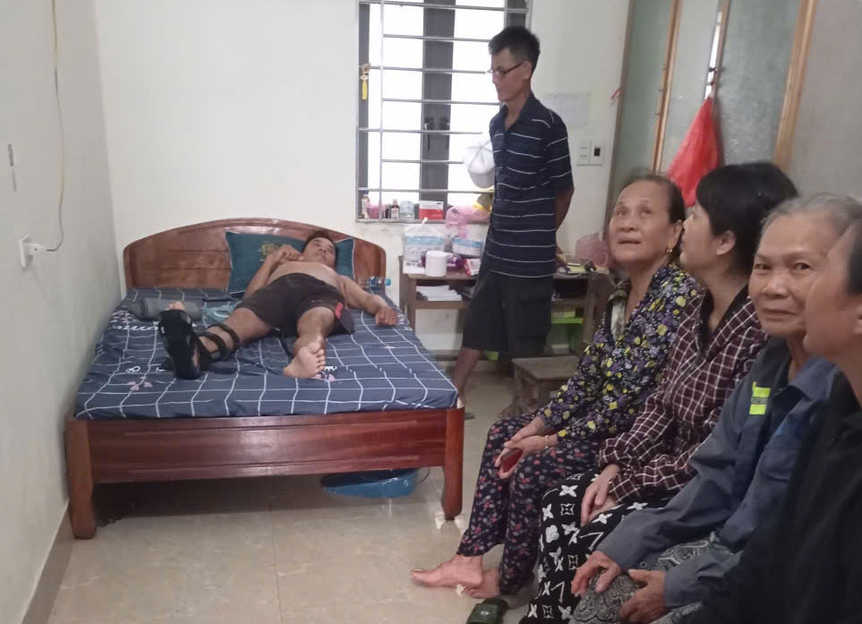 Nhieu ba con, hang xom den tham hoi, dong vien anh Binh sau khi anh vua dieu tri hon 10 ngay o Benh vien tro ve nha. Anh: Nam Anh.