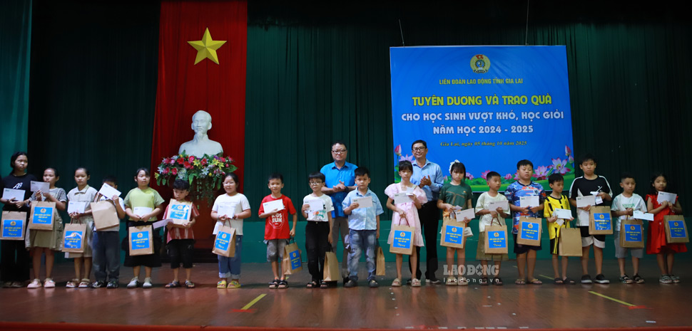 Nhung mon qua cua Cong doan tinh nhu loi dong vien giup cac em vuot kho hoc gioi. Anh: Hoai Phuong