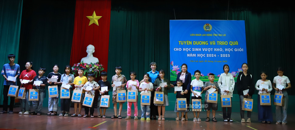 100 hoc sinh la con em cua doan vien, nguoi lao dong duoc Cong doan tinh tuyen duong. Anh: Hoai Phuong