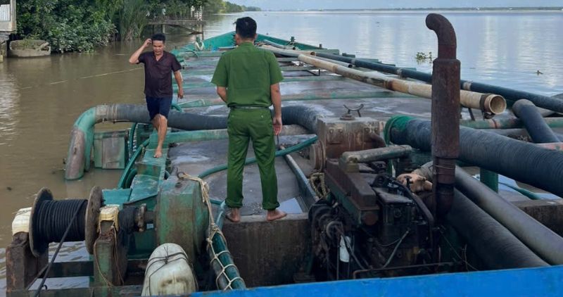 El barco de hierro BTr - 8622 que transportaba mas de 303 m3 de arena fluvial de origen desconocido fue detenido por la policia de la comuna de Phu Thuan. Foto: Proporcionada por la policia.
