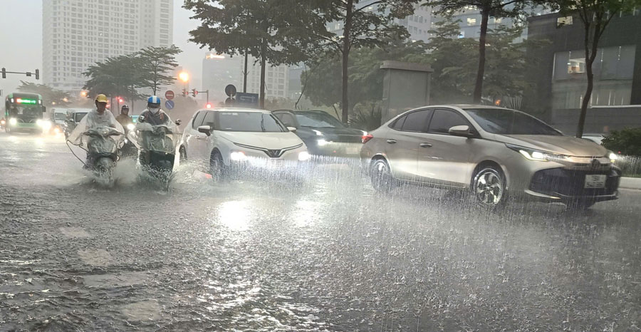 Se pronostica que desde temprano en la mañana del 6 de octubre Hanoi tendra fuertes lluvias debido al impacto de la tormenta numero 11 Matmo. Foto: Vu Linh