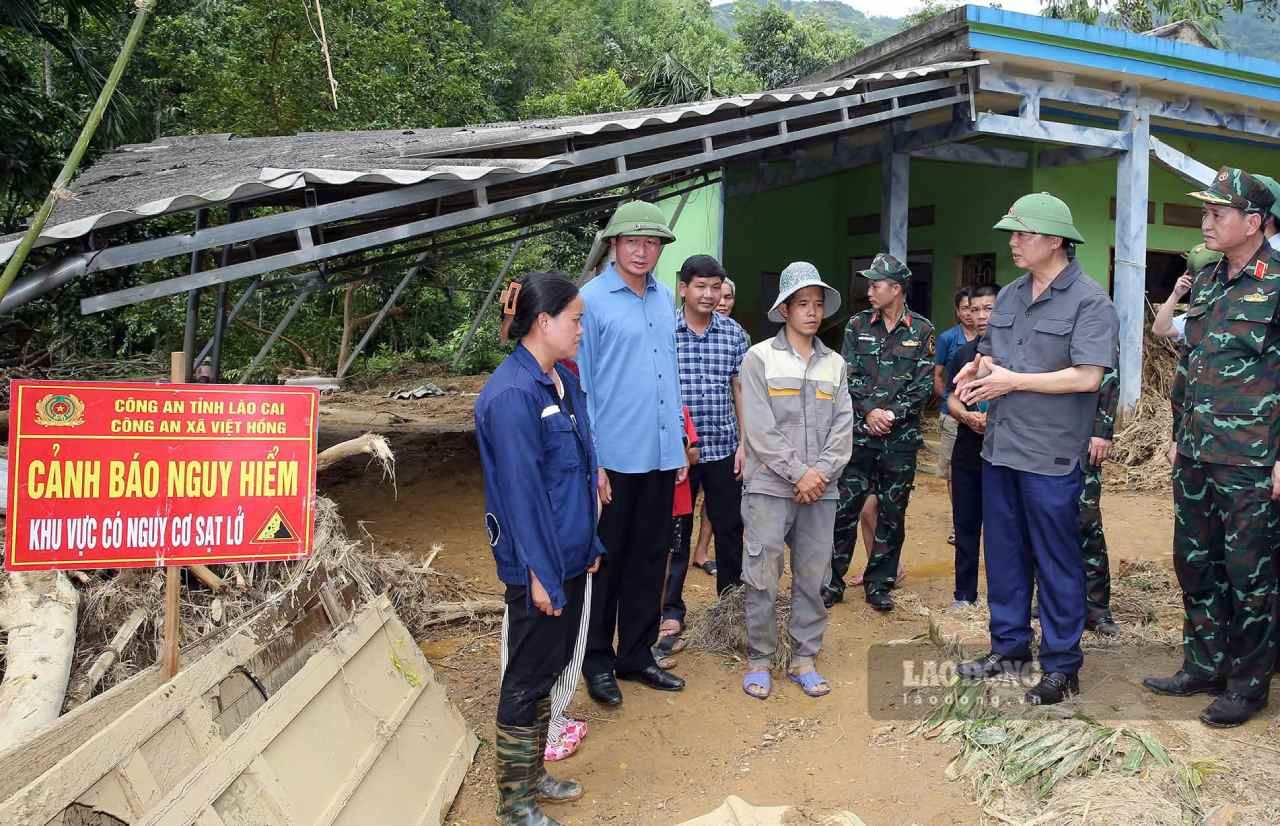 Pho Thu tuong Tran Hong Ha trao qua dong vien, tham hoi cac gia dinh bi thiet hai do mua lu.. Anh: Van Duc 