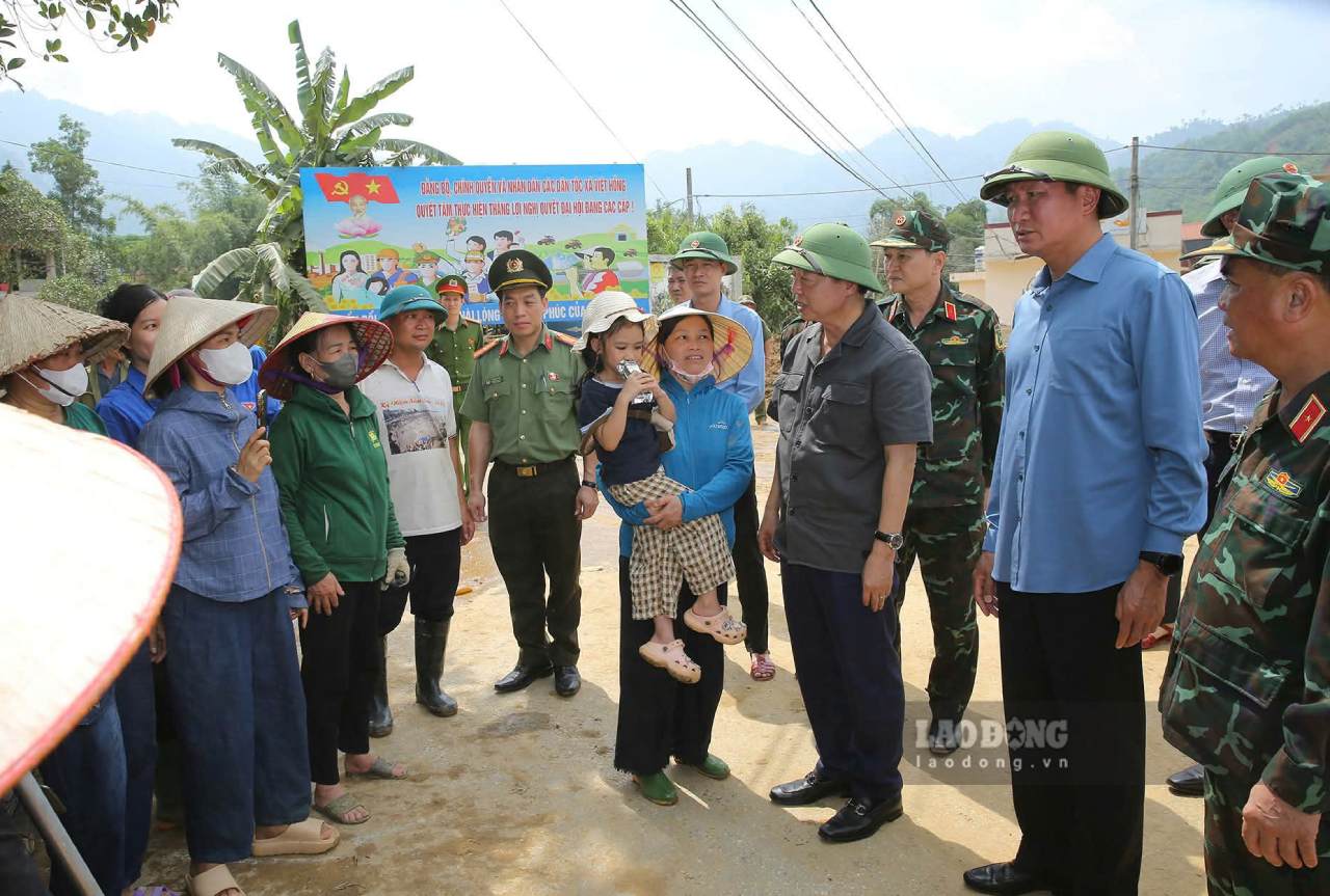 Deputy Prime Minister Tran Hong Ha requested localities in the province to be more proactive in the plan to arrange safe residents. Photo: Van Duc