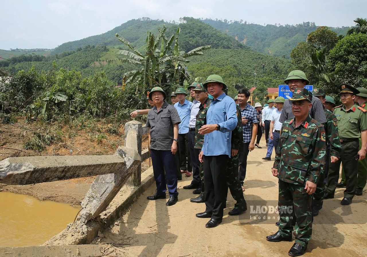 Pho Thu tuong Chinh phu Tran Hong Ha kiem tra cong tac khac phuc thiet hai bao so 10 tai xa Viet Hong. Anh: Van Duc