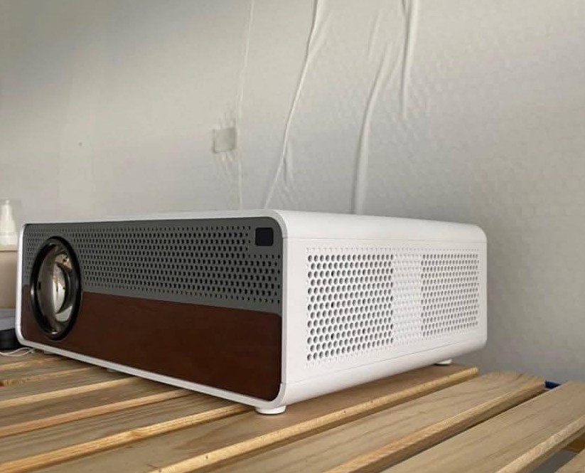 プロジェクターは、狭い生活空間にとってテレビの代わりに最適なソリューションです。写真:ミン・フオン