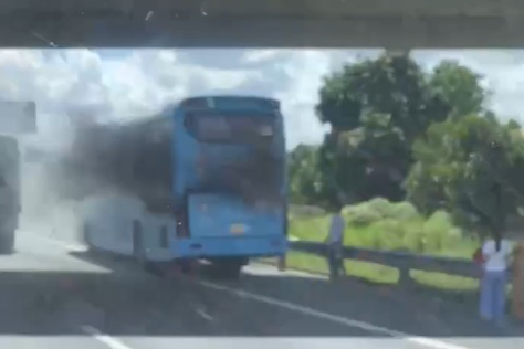Tay Ninh省の高速道路で寝台バスが燃え上がった事件の現場。写真:ビデオカット