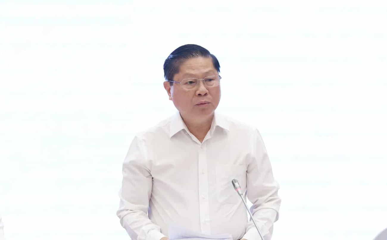 Thứ trưởng Bộ Giáo dục và Đào tạo Lê Tấn Dũng trả lời câu hỏi về  sắp xếp, sáp nhập, giải thể các cơ sở giáo dục đại học và giáo dục nghề nghiệp. Ảnh: Phạm Đông