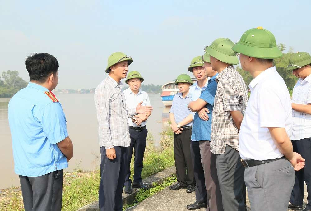 Pho Chu tich UBND tinh Nguyen Hung Nam cung doan kiem tra tai tuyen de huu Luoc, xa Tien Lu. Anh: Cong TTDT tinh Hung Yen