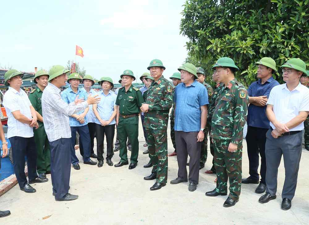 Doan cong tac cua Quan khu 3 va cua tinh kiem tra cong tac phong, chong bao so 11 tai cang ca Cua Lan, xa Nam Cuong. Anh: Cong TTDT tinh Hung Yen  