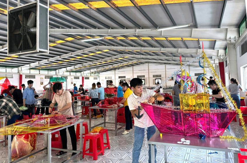 Cong doan co so  Cong ty TNHH Du Duc Viet Nam to chuc Hoi thi “Thiet ke long den - Trang tri rau cau – Cam hoa nghe thuat” cho nguoi lao dong vui choi dip Trung thu. Anh: Thanh Mai 
