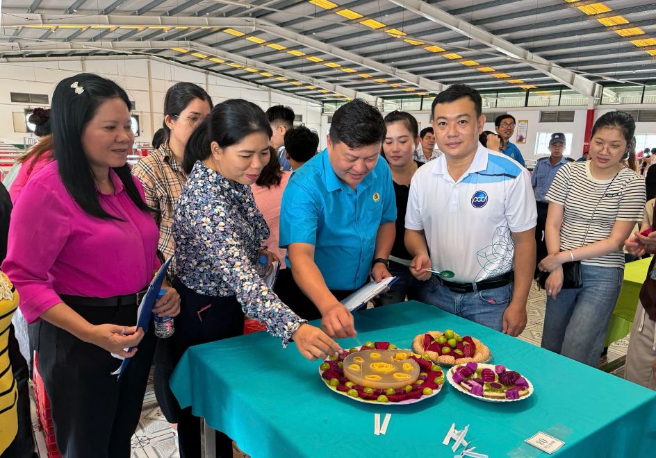 Ban giam khao danh gia cac san pham do rau cau. Anh: Thanh Mai