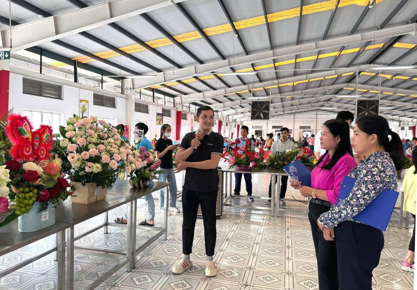 Cac doi sau khi hoan thanh cam hoa nghe thuat, cu nguoi thuyet trinh y nghia cua tac pham. Anh: Thanh Mai