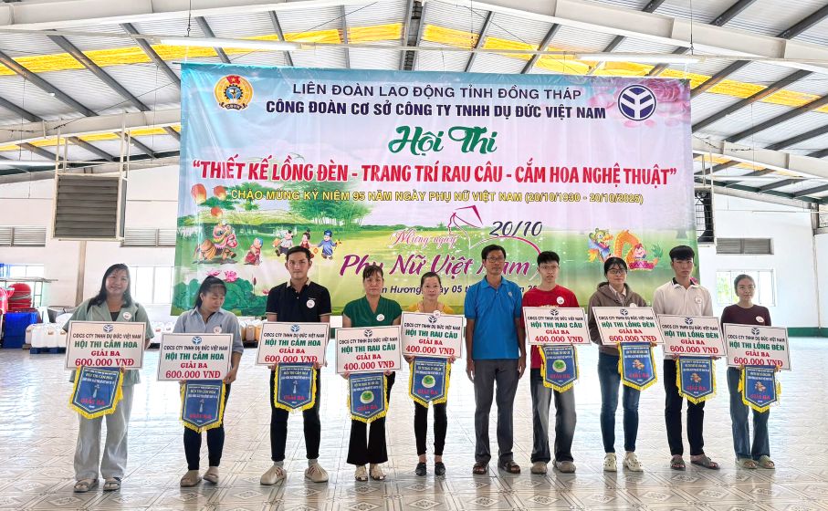 Trao thuong cho cac doi dat giai Ba. Anh: Thanh Mai