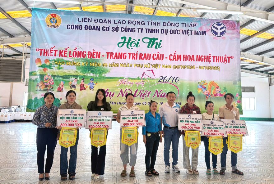 Trao thuong cho cac doi dat giai Nhi. Anh: Thanh Mai