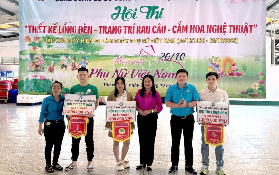 Trao thuong cho cac doi dat giai Nhat 3 mon thi. Anh: Thanh Mai