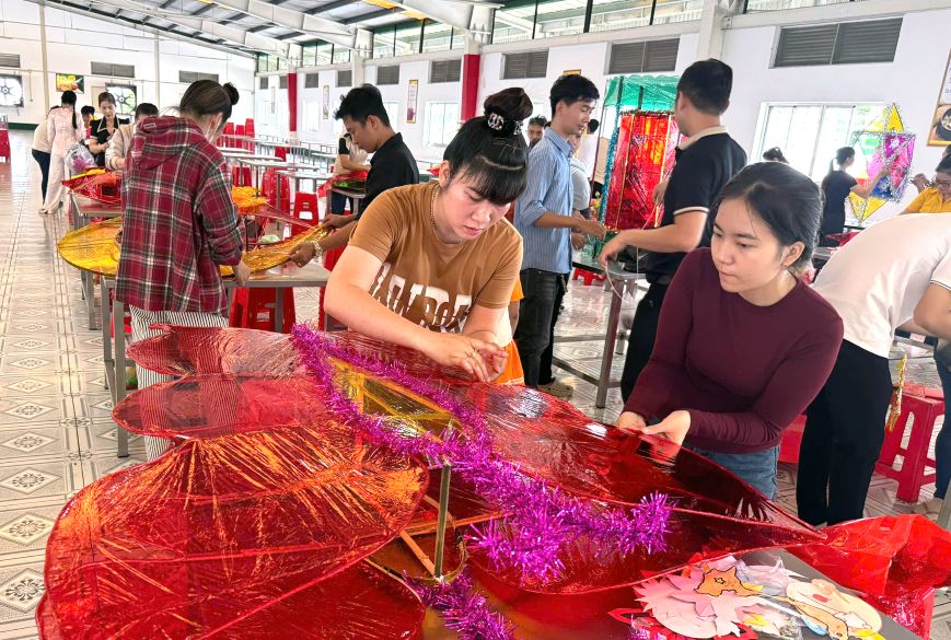 Cac doi da lam viec sang tao ve mau sac, hinh khoi.... Anh: Thanh Mai