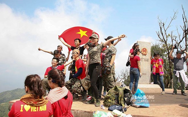 Du khach check-in tai cot moc so 0 A Pa Chai. Anh: Van Thanh Chuong