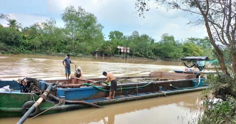La policia de la comuna de Cai Nhum detuvo temporalmente el vehiculo y las pruebas materiales y continua verificando y procesando las infracciones. Foto: Proporcionada por la policia