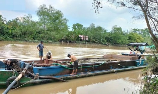 Công an xã Cái Nhum tạm giữ phương tiện và tang vật, tiếp tục xác minh, xử lý vi phạm. Ảnh: Công an cung cấp