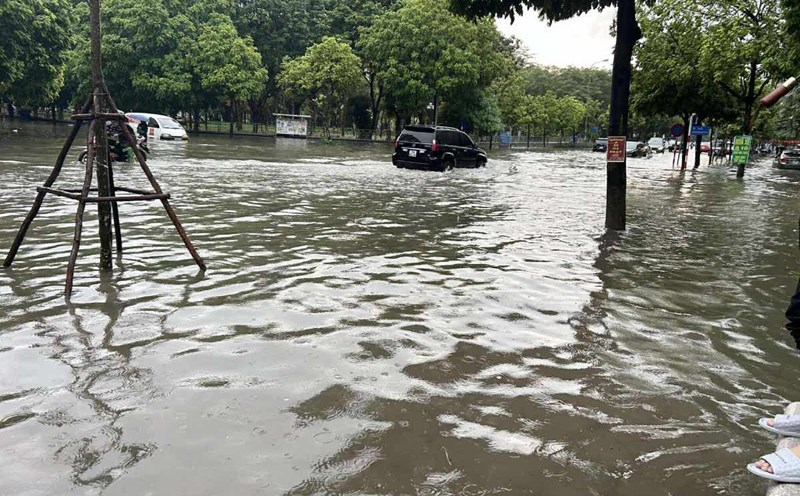 The Hanoi Department of Construction has developed a flood prevention scenario. Photo: Huong Nha